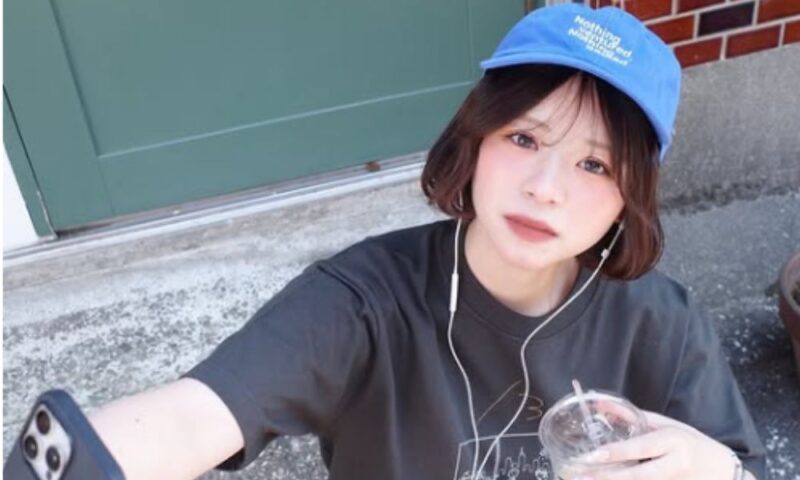 うるしやま家・漆山かのんの青いキャップ姿の可愛い自撮り画像