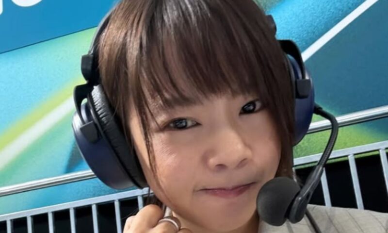 オリンピック会場でヘッドセットを着けて解説する髙木菜那さんのオフショット、穏やかな表情でカメラに向かう様子