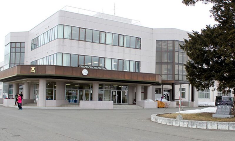 北海道帯広南商業高等学校の校舎正面外観、ガラス張りの建物と玄関前の広場の様子