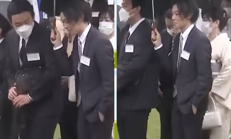 小林陵侑が園遊会でスーツ姿のまま右手に傘を持ち、左手をポケットに入れて立っている様子の比較画像