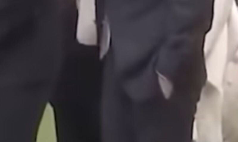 小林陵侑の園遊会でのズボンポケット部分を写した画像で、左手がポケットの中に入っているように見える様子