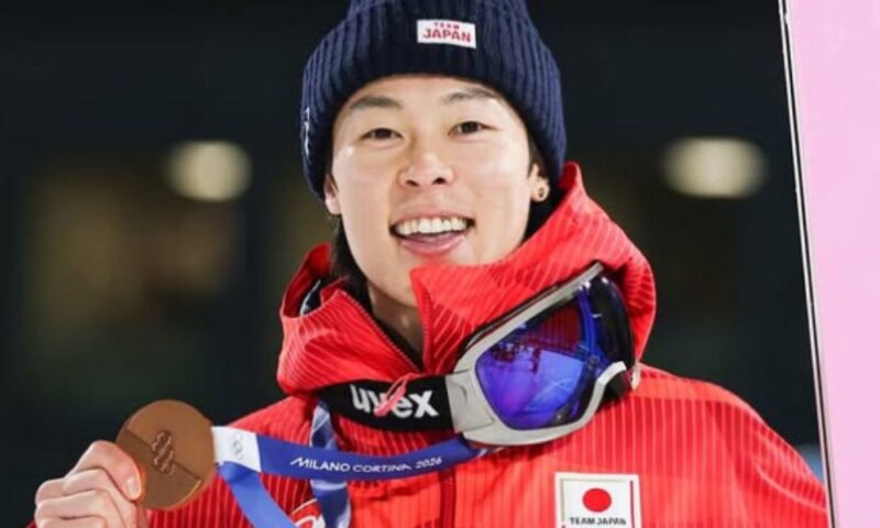 小林陵侑がミラノ・コルティナ五輪のメダルを手に笑顔でポーズをとる様子の画像