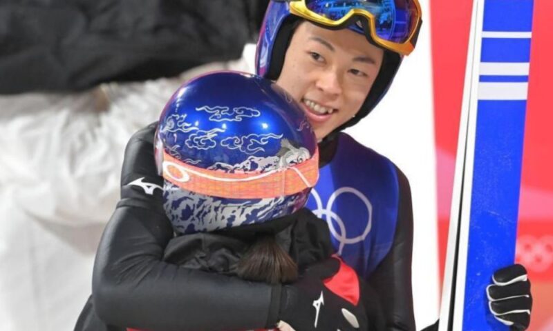 北京五輪のジャンプ混合団体で最終ジャンプ後、小林陵侑が高梨沙羅を抱きしめている様子の画像