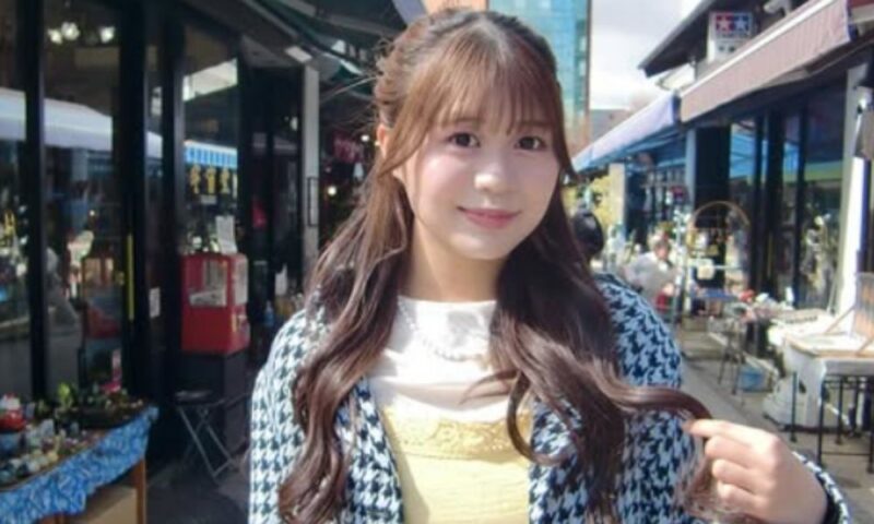 りんご娘の金星が松本市を散策中に商店街で撮影したオフショットで、カジュアルな服装で笑顔を見せる様子