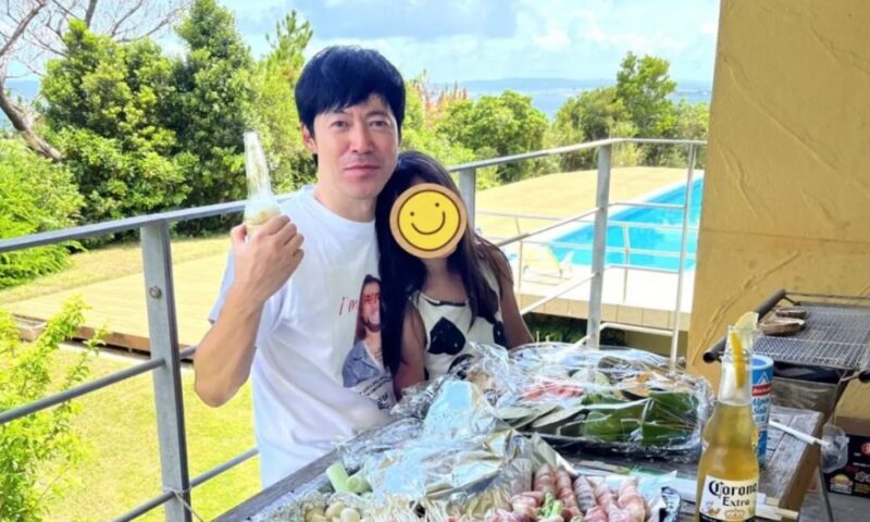バーベキューを楽しむ東貴博と家族、プール付きの別荘でビールを手に夏のひとときを過ごす様子