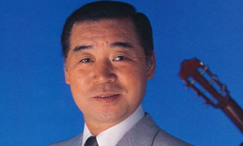 東八郎のポートレート、穏やかな表情でカメラを見つめる昭和の人気コメディアン