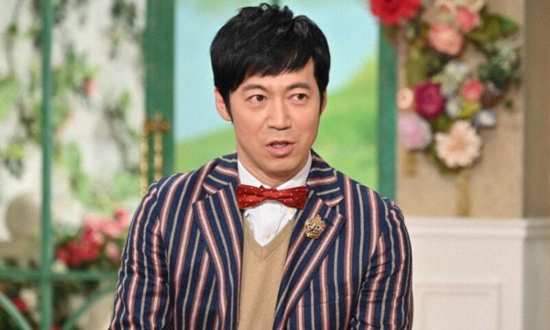 「徹子の部屋」に出演する東貴博、ストライプのジャケットに蝶ネクタイ姿でトークする様子