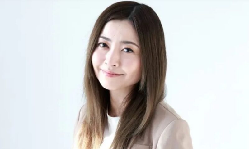 片瀬那奈の最新近影、ナチュラルメイクで微笑む落ち着いた雰囲気のポートレート