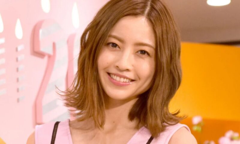 片瀬那奈の若い頃の近影、笑顔が印象的なナチュラルメイクのポートレート