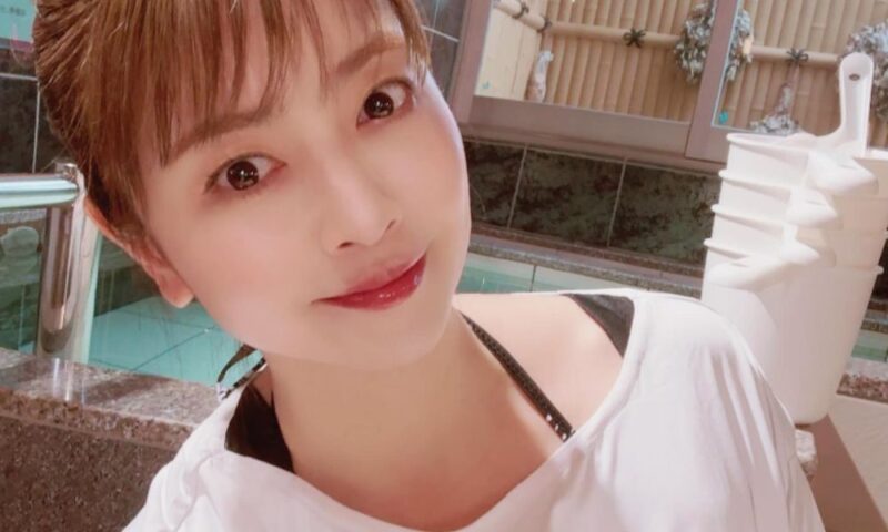 片瀬那奈の近影、サウナ番組出演時のナチュラルメイクでリラックスした表情のカット