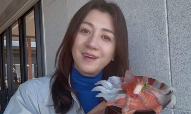 野々村友紀子 海鮮丼を持つ姿