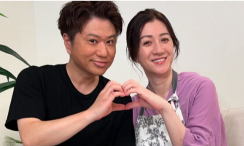 川谷修士 野々村友紀子 夫婦で手でハートマークを作る姿