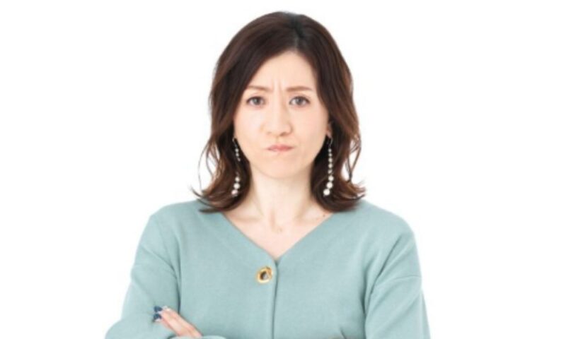  野々村友紀子 腕を組んで怒ったような表情