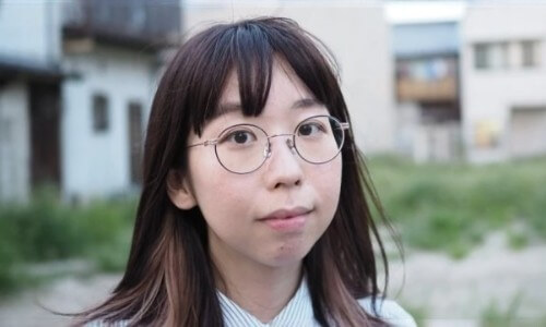 深津さくらメガネセミロング姿