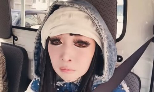 プリンセス天功目が赤い
