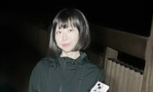 深津さくら黒いパーカー