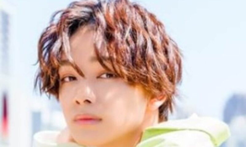 宮世琉弥 黄緑色のパーカー