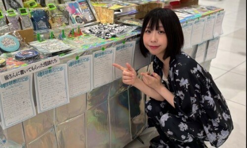 深津さくらしゃがんでいる姿