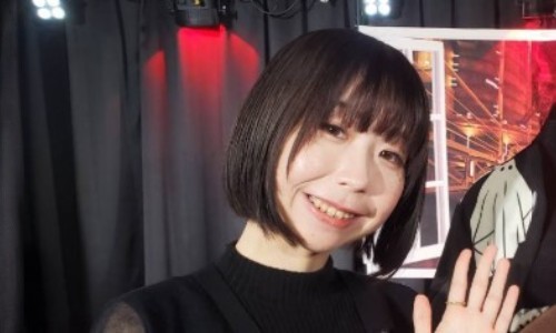 深津さくら手を振っている姿