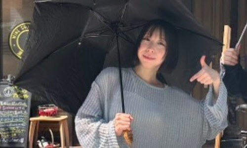 深津さくら日傘さしている姿