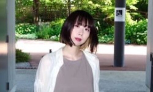 深津さくらと白い服