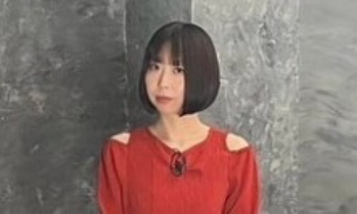 深津さくらと赤い服