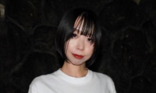 深津さくらTシャツ姿