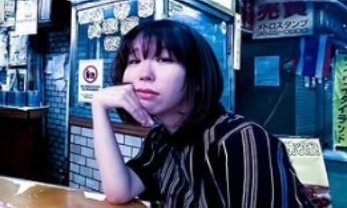 深津さくら 頬杖