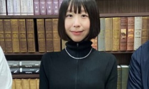 深津さくら タートルネック