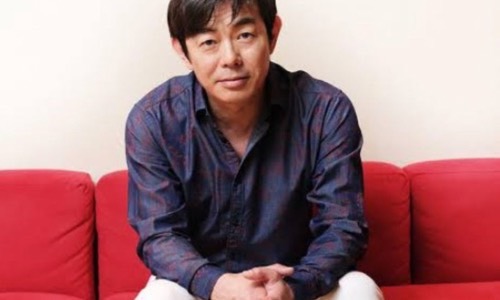 宮沢和史と赤いソファー
