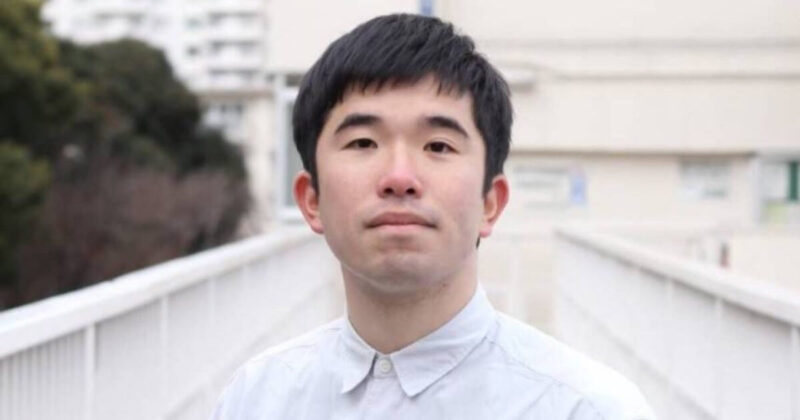 江原パジャマ白いシャツ