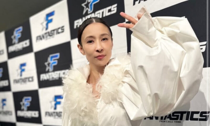 水野-美紀-白いファー付きブラウス