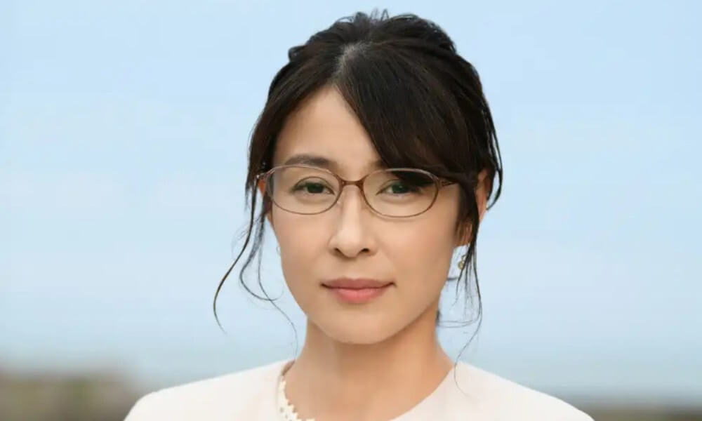 水野美紀-2020年代後半-白い服にメガネ