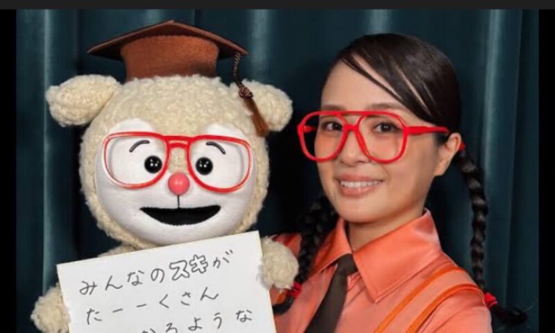 椙山さと美-オレンジのシャツ-ポピン