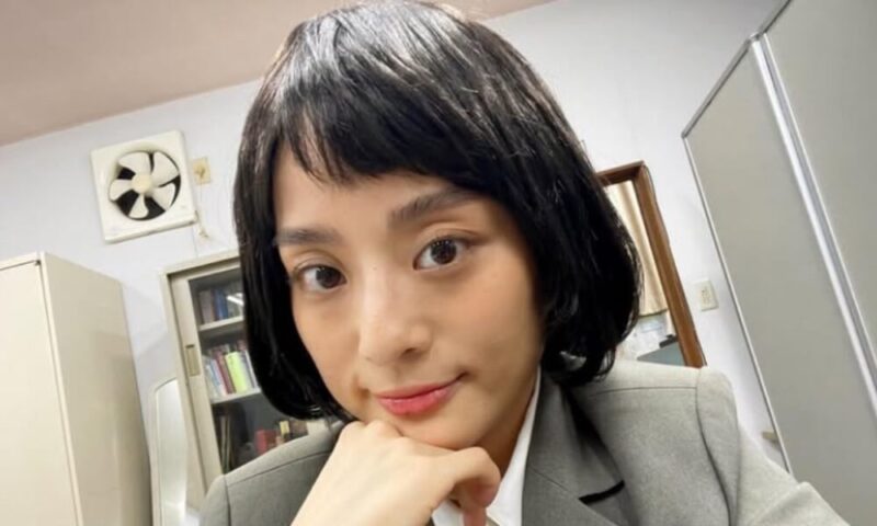 
椙山さと美-スーツ姿-ショートボブ
