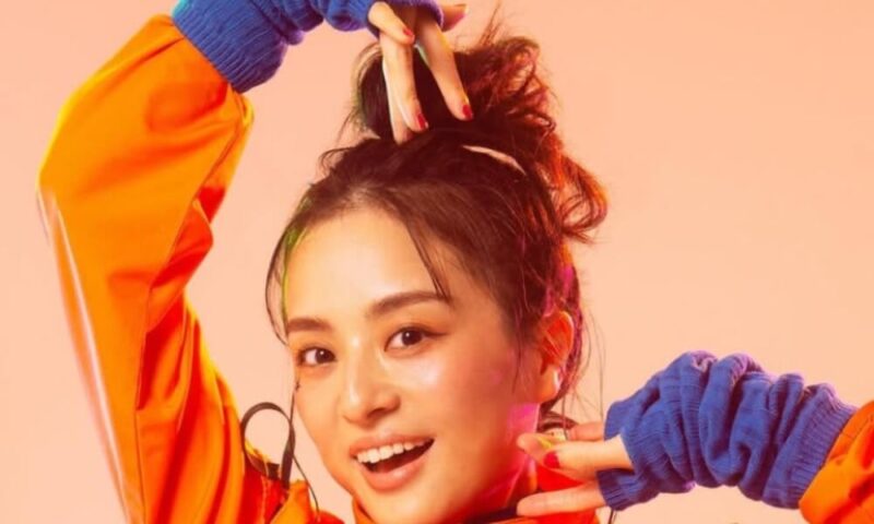 椙山さと美-オレンジのジャージ