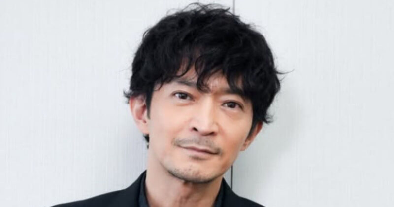 津田健次郎-黒いジャケット