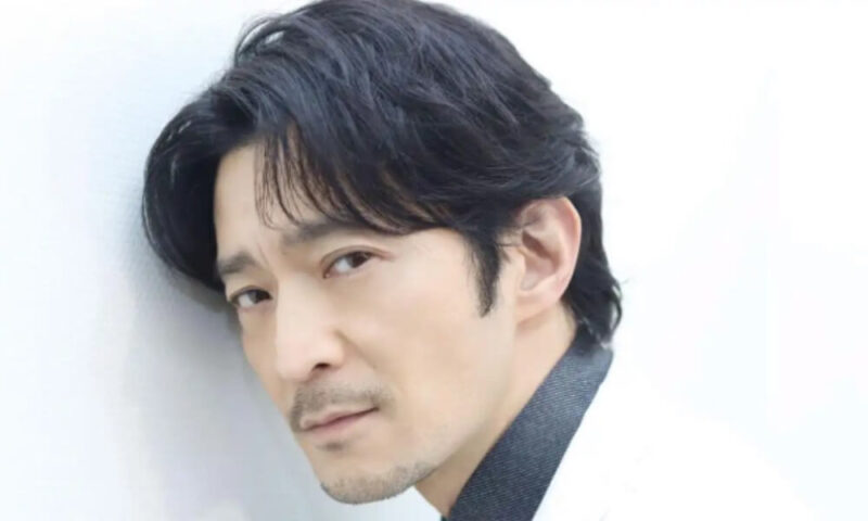 津田健次郎-白衣