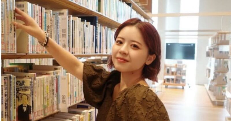 漆山かのん-図書館