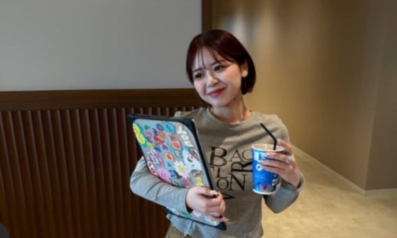 漆山かのん-ノートパソコンとコーヒー