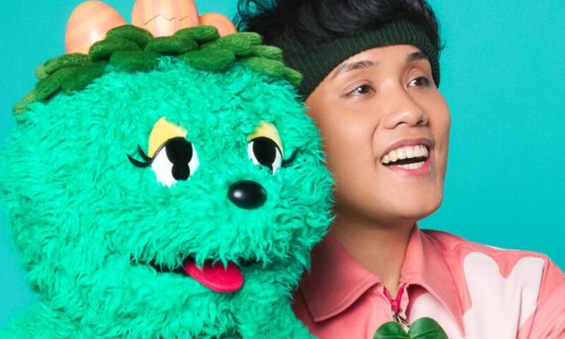 NHK Eテレ『The Wakey Show』のキャラクター「モッソ」と、中の人を務める山下優太郎のツーショット画像