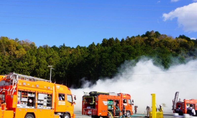 消防車消火活動中消火活動中