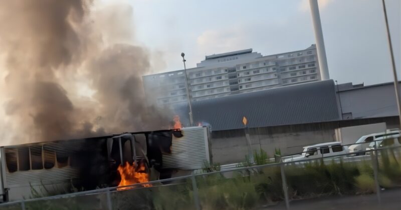 首都高湾岸線・東雲JCTでトラック火災