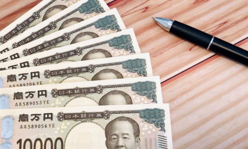 1万円札とボールペン
