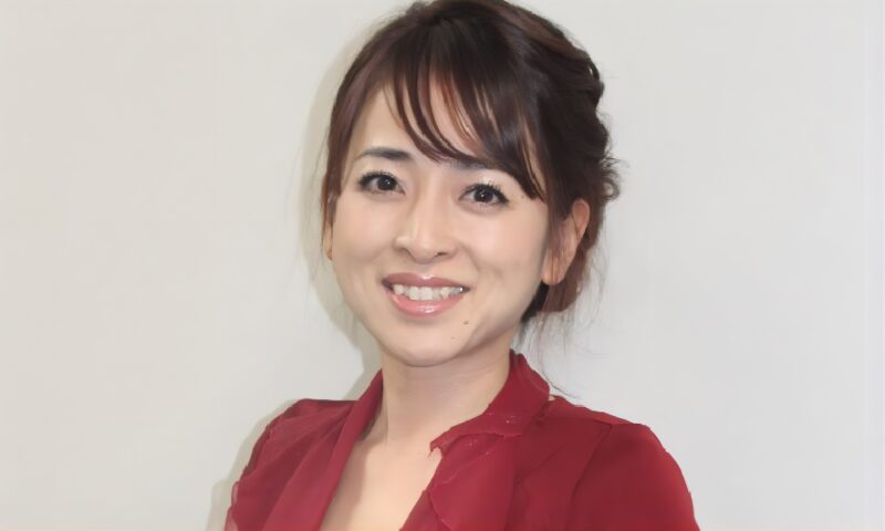 大下香奈赤いブラウス