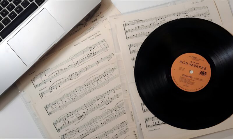 レコードと楽譜とノートパソコン