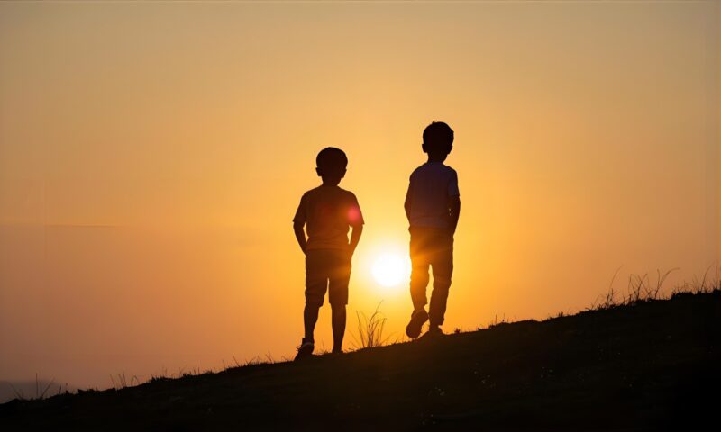 夕日に映る男兄弟
