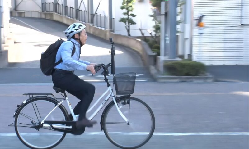 桐谷広人自転車をこいでいる姿