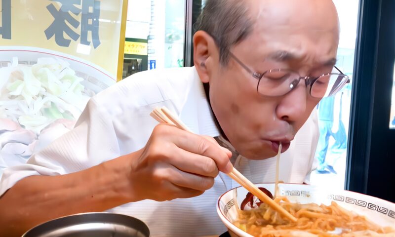 桐谷広人ラーメンを食べている姿