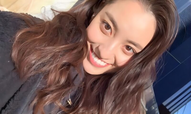 鍋谷真子 巻き髪姿